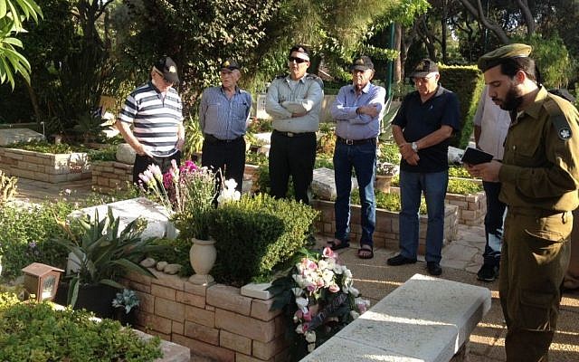 The commander of the IDF Armored Corps flanked by veteran officers who came to pay their respects at a memorial for Maj. Gen. Shmuel Gonen. (photo credit: Mitch Ginsburg/Times of Israel)