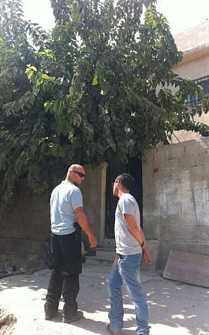An Israeli security guard stands outside the Karaki home in Silwan, October 2, 2014 (photo credit: Eran Tzidkiyahu)