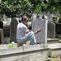Muslim tombstone engraver Mohammad Abdul Yaseen, August  21, 2014 (photo credit: AFP PHOTO/ INDRANIL MUKHERJEE)