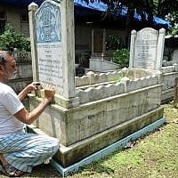 Muslim tombstone engraver Mohammad Abdul Yaseen, August  21, 2014 (photo credit: AFP PHOTO/ INDRANIL MUKHERJEE)