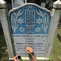 Muslim tombstone engraver Mohammad Abdul Yaseen, August  21, 2014 (photo credit: AFP PHOTO/ INDRANIL MUKHERJEE)