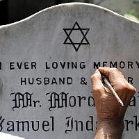 Muslim tombstone engraver Mohammad Abdul Yaseen, August  21, 2014 (photo credit: AFP PHOTO/ INDRANIL MUKHERJEE)