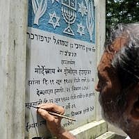 Muslim tombstone engraver Mohammad Abdul Yaseen, August  21, 2014 (photo credit: AFP PHOTO/ INDRANIL MUKHERJEE)