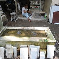 Muslim tombstone engraver Mohammad Abdul Yaseen, August  21, 2014 (photo credit: AFP PHOTO/ INDRANIL MUKHERJEE)