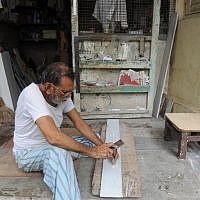 Muslim tombstone engraver Mohammad Abdul Yaseen, August  21, 2014 (photo credit: AFP PHOTO/ INDRANIL MUKHERJEE)