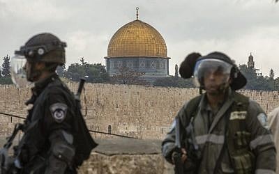 Illustrative photo of Israeli security forces keeping watch in the Jerusalem neighborhood of Ras al-Amoud, against the backdrop of the Dome of the Rock Mosque on the Temple Mount, October 31, 2014. (AFP/Jack Guez)