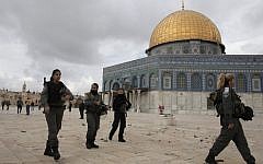 Israeli security forces walk near Jerusalem's Dome of the Rock mosque in the Temple Mound, November 5, 2014. (photo credit: AFP/AHMAD GHARABLI)