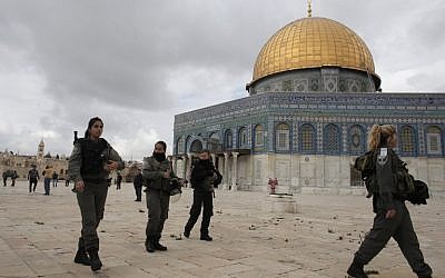 Israeli security forces walk near Jerusalem's Dome of the Rock mosque in the Temple Mound, November 5, 2014. (photo credit: AFP/AHMAD GHARABLI)