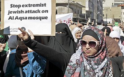 Jordanian female supporters of the Muslim Brotherhood take part in a protest against Israeli police presence inside the Temple Mount compound, in Amman on November 7, 2014. (Photo credit:AFP/Khalil Mazraawi)
