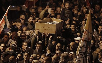 Palestinian mourners attend the funeral of bus driver Yusuf Hasan al-Ramuni in Abu Dis on November 17, 2014. (photo credit:  AFP PHOTO / AHMAD GHARABLI)