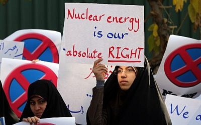 File: An Iranian student at a demonstration outside the Tehran Research Reactor to show support for Iran's nuclear program, November 23, 2014 (AFP/Atta Kenare)