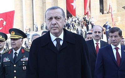 Turkish President Tayyip Erdogan (C) walks with Prime Minister Davutoglu (R) in Ankara, November 10, 2014. (AFP/Adem Altan) Turkish President Tayyip Erdogan (C) walks with Prime Minister Davutoglu (R) in Ankara, November 10, 2014. (AFP/Adem Altan)