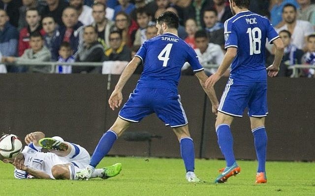 Israel's midfielder Gil Vermouth (L) vies for the ball with Bosnia-Herzegovina's defender Emir Spahic (R) during a UEFA 2016 European Championship qualifying group B football match between Israel and Bosnia-Herzegovina on November 16, 2014. Photo credit: AFP / JACK GUEZ) Israel's midfielder Gil Vermouth (L) vies for the ball with Bosnia-Herzegovina's defender Emir Spahic (R) during a UEFA 2016 European Championship qualifying group B football match between Israel and Bosnia-Herzegovina on November 16, 2014. Photo credit: AFP / JACK GUEZ)
