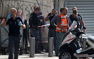 Security personnel at the site where a Palestinian man stabbed a soldier in Tel Aviv in a terror attack on
November 10, 2014. (photo credit: Flash90)