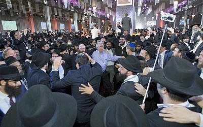 Circle dancing at the annual International Conference of Chabad-Lubavitch Emissaries, November 23, 2014. (Adam Ben Cohen/Chabad.org)