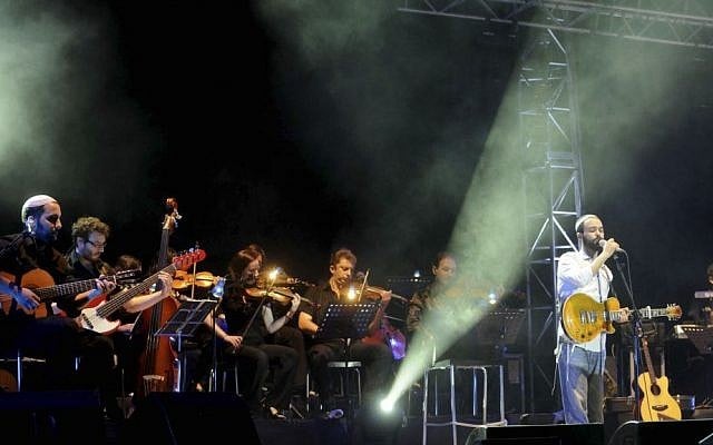 Amir Benayoun, in white, in concert in 2009. (photo credit: Yossi Zeliger/Flash90) Amir Benayoun, in white, in concert in 2009. (photo credit: Yossi Zeliger/Flash90)