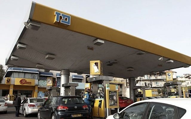 Gas stations across the country are set to lower their coffee prices to one shekel. (photo credit Kobi Gideon / Flash90) (Illustrative)