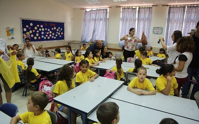 Itamar Shimoni welcoming kids to an Ashkelon school on September 1, 2014. (photo credit: Edi Israel/Flash90) Itamar Shimoni welcoming kids to an Ashkelon school on September 1, 2014. (photo credit: Edi Israel/Flash90)