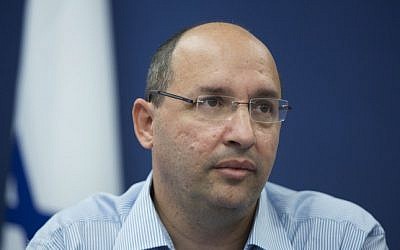 Avi Nissenkorn, chairman of the Histadrut Labor Federation, at a press conference in Jerusalem, October 7, 2014. (Yonatan Sindel/Flash90)