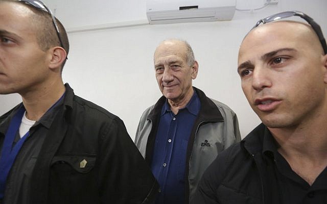 Ehud Olmert in Jerusalem District Court on November 3, 2014. (photo credit: Gili Yohanan/POOL)