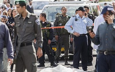 Israeli security personnel at the site of a terrorist attack on Jerusalem's Route One, November 5, 2014. (Photo credit: Yonatan Sindel/FLASH90)