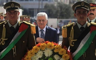 Palestinian Authority President Mahmoud Abbas visits the grave of his predecessor Yasser Arafat during a ceremony to mark the tenth anniversary of Arafat's death, November 11, 2014, in Ramallah. (Issam Rimawi /POOL/ Flash90)