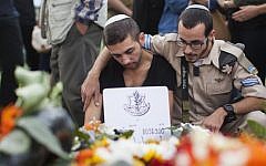 Sahar Shiloni (L), twin brother of slain IDF soldier Almog Shiloni, mourns during his funeral at the military cemetery on Mount Herzl in Jerusalem on November 11, 2014.  (photo credit: Yonatan Sindel/Flash90)