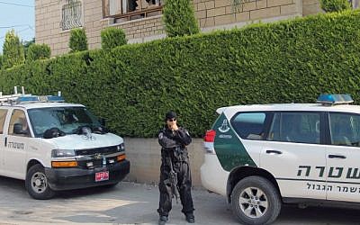 Illustrative: Police seen at the mixed town of Abu Snan in northern Israel, November 15, 2014. (Flash90)