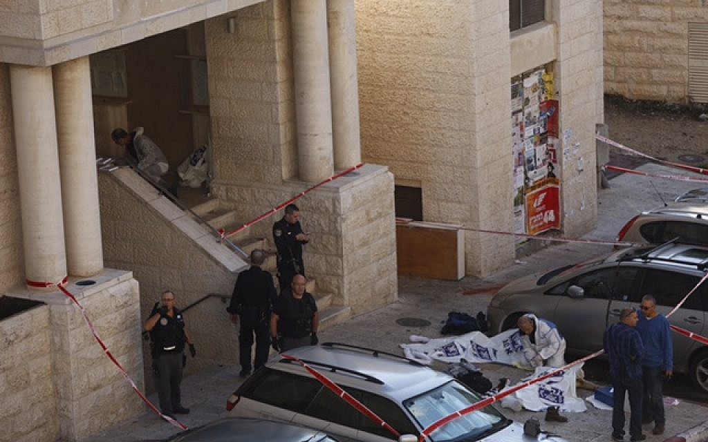 Israeli police are seen outside the Kehilat Yaakov synagogue in Jerusalem's Har Nof neighborhood after a terror attack there on November 18, 2014. (Yonatan Sindler/Flash90)