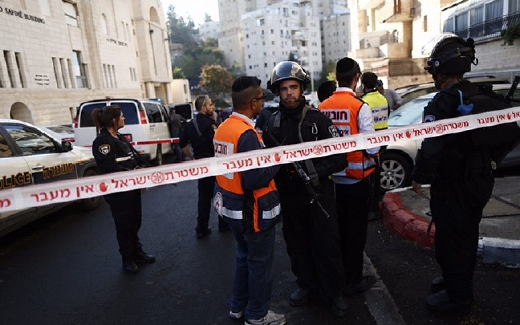 Israeli police and rescue workers outside the Kehilat Yaakov synagogue in Jerusalem after a terror attack there on November 18, 2014. (photo credit:  Yonatan Sindler/FLASH90)