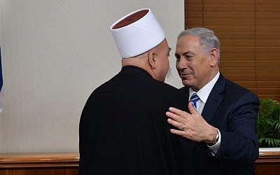 Prime Minister Benjamin Netanyahu meets with Sheikh Muwaffak Tarīf, spiritual leader of the Druze community in Israel, in Jerusalem on November 26, 2014. (Photo credit: Kobi Gideon / GPO)