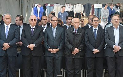 Prime Minister Benjamin Netanyahu (L), President Reuven Rivlin (2l), MK Nachman Shai (C), former president Shimon Peres and leader of the Opposition Isaac Herzog (2R) attend a memorial ceremony for the first Prime Minister of Israel David Ben Gurion, in Sde Boker. November 27, 2014. (photo credit: Mark Neyman/GPO)