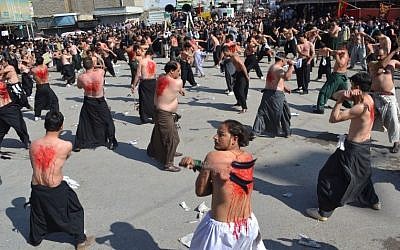 Pakistani Shiite Muslim devotees participate in ritual self-flagellation during a religious procession marking Ashura in Quetta on November 4, 2014. (photo credit: AFP PHOTO/BANARAS KHAN) Pakistani Shiite Muslim devotees participate in ritual self-flagellation during a religious procession marking Ashura in Quetta on November 4, 2014. (photo credit: AFP PHOTO/BANARAS KHAN)