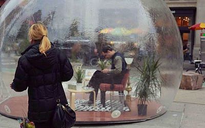 Once inside the bubbles, pedestrians can receive free psychological treatment online. November 12, 2014. (photo credit: courtesy)