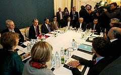 Former EU foreign policy chief Catherine Ashton, left, British Foreign Secretary Philip Hammond, third left, Iranian Foreign Minister Mohammad Javad Zarif, rear center, and French Foreign Minister Laurent Fabius, second right, wait for the start of closed-door nuclear talks with Iran in Vienna, Austria, November 21, 2014 (AP/Ronald Zak)