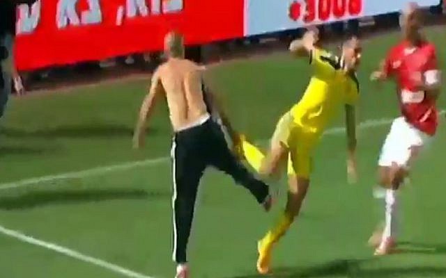 A shirtless fan attacks Maccabi Tel Aviv player Eran Zehavi, November 3, 2014 (Photo credit: Channel 2 News) A shirtless fan attacks Maccabi Tel Aviv player Eran Zehavi, November 3, 2014 (Photo credit: Channel 2 News)
