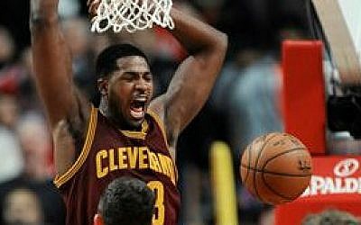 Cleveland Cavaliers' Tristan Thompson dunks during the final seconds of overtime in an NBA basketball game against the Chicago Bulls in Chicago, Friday, Oct. 31, 2014. Cleveland won 114-108 (photo credit: AP/Paul Beaty)
