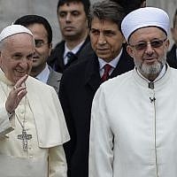 Pope Francis (L) poses with Mufti Rahmi Yaran (R) upon his arrival in front of the Blue Mosque in Istanbul on November 29, 2014 as part of his two-day visit in Turkey. (Photo credit: AFP/BULENT KILIC) Pope Francis (L) poses with Mufti Rahmi Yaran (R) upon his arrival in front of the Blue Mosque in Istanbul on November 29, 2014 as part of his two-day visit in Turkey. (Photo credit: AFP/BULENT KILIC)