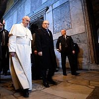 Pope Francis (L) visits Hagia Sophia Mosque (Santa Sofia) on November 29, 2014 in Istanbul. (Photo credit: AFP/FILIPPO MONTEFORTE) Pope Francis (L) visits Hagia Sophia Mosque (Santa Sofia) on November 29, 2014 in Istanbul. (Photo credit: AFP/FILIPPO MONTEFORTE)