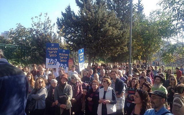 Hundreds turn up at the Hand In Hand School Sunday in a show of support following arson attack. (photo credit: Danny Kopp)