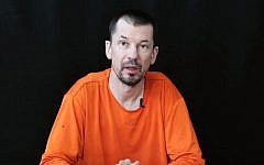 British reporter John Cantlie in a video released by the Islamic State on November 21, 2014 (Photo credit: Youtube screen capture)