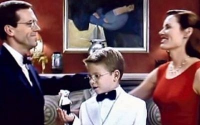Screen capture from the film Stuart Little with the missing painting "Sleeping Lady with Black Vase" in the background (screen capture: YouTube)