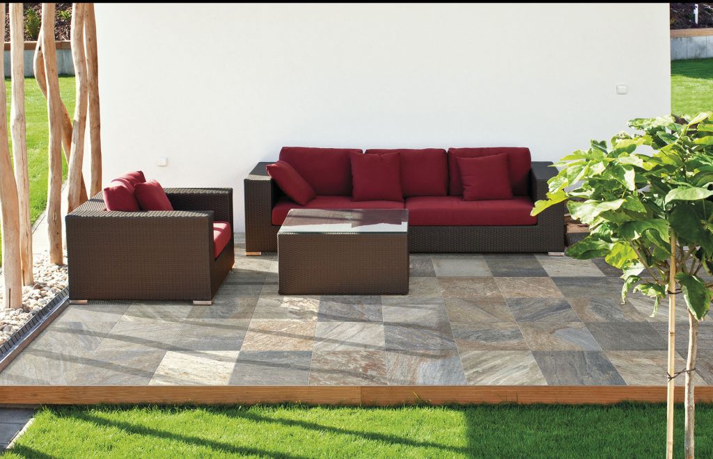 Outdoor tile floors on sale at Bnei Brak's Halamish in honor of Black Friday (Courtesy publicity photos Outdoor tile floors on sale at Bnei Brak's Halamish in honor of Black Friday (Courtesy publicity photos)