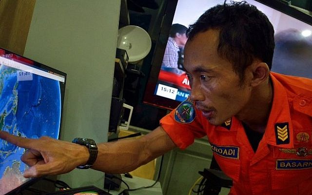 An official from Indonesia's national search and rescue agency in Medan, North Sumatra points at his computer screen to the position where AirAsia flight QZ8501 went missing off the waters of Indonesia on December 28, 2014. (Photo credit: AFP/ Sutanta ADITYA) An official from Indonesia's national search and rescue agency in Medan, North Sumatra points at his computer screen to the position where AirAsia flight QZ8501 went missing off the waters of Indonesia on December 28, 2014. (Photo credit: AFP/ Sutanta ADITYA)