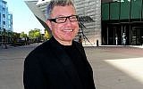 Daniel Libeskind in front of his extension to the Denver Art Museum (photo credit: Ishmael Orendain / Wikipedia)