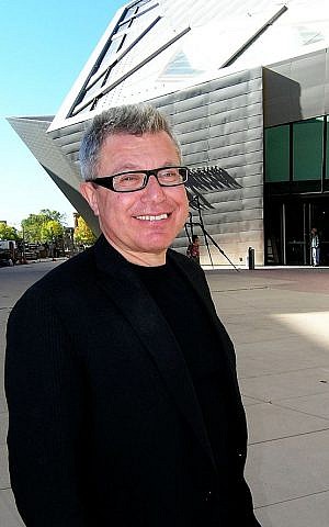 Daniel Libeskind in front of his extension to the Denver Art Museum (photo credit: Ishmael Orendain / Wikipedia)