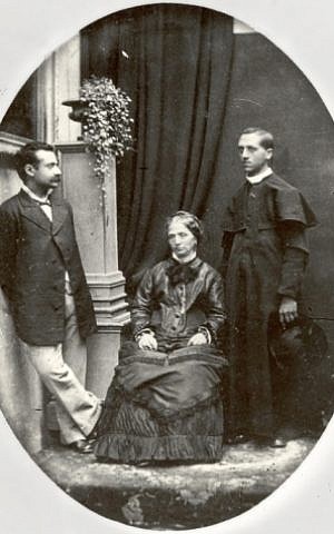 Edgardo Mortara (right) with his mother and brother, circa 1880. (Public domain via Wikipedia)
