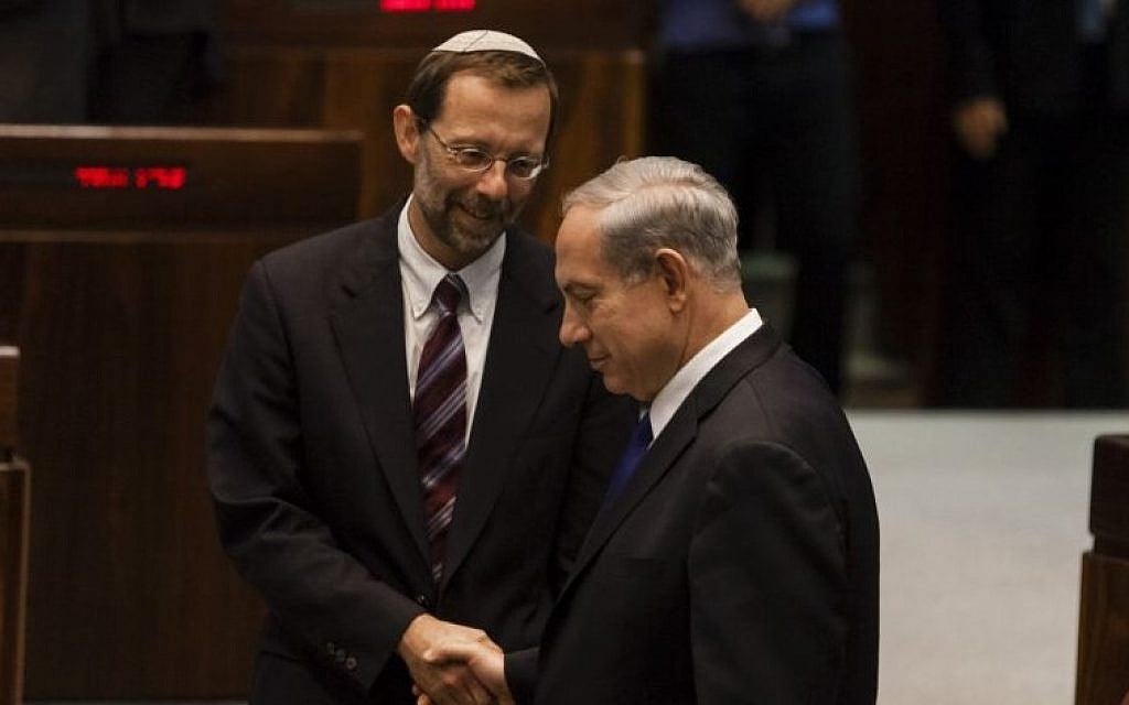 File: Prime Minister Benjamin Netanyahu (right) shakes hands with then-Likud MK and later Zehut party leader Moshe Feiglin at the Knesset, July 2, 2013. (Flash90) File: Prime Minister Benjamin Netanyahu (right) shakes hands with then-Likud MK and later Zehut party leader Moshe Feiglin at the Knesset, July 2, 2013. (Flash90)