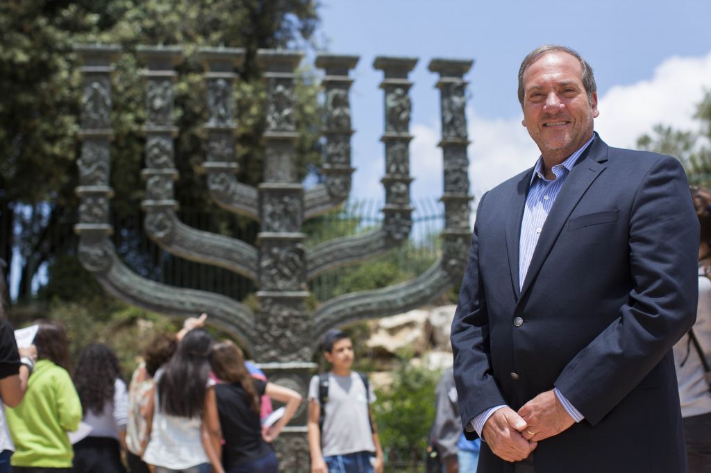 Rabbi Yechiel Eckstein pose for a picture near the Knesset, the Israeli parliament in Jerusalem on May 13, 2014. (Yonatan Sindel/Flash90)
