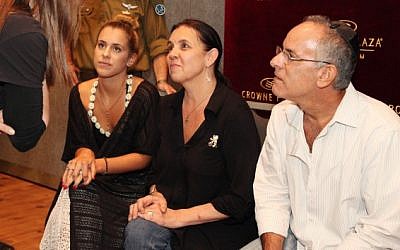 Israelis visits the family of killed Israeli soldier Max Steinberg, a Golani brigade sharpshooter enlisted in the IDF in July 2014. Paige Steinberg is on the far left. (Photo credit: Flash90)